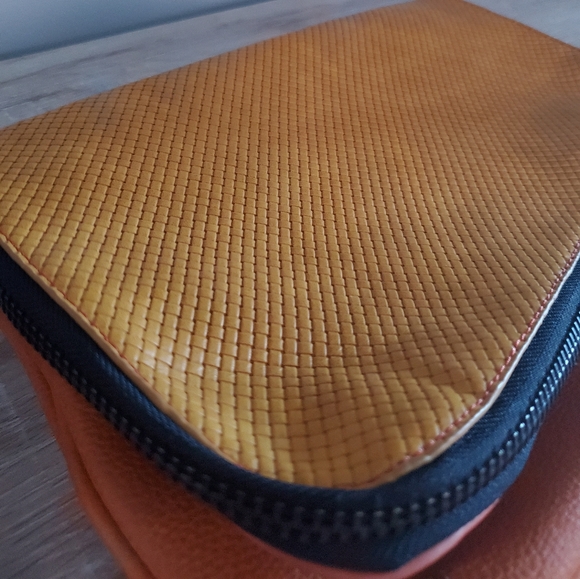 Mustard Yellow Crossbody/Shoulder Handbag - Picture 2 of 4